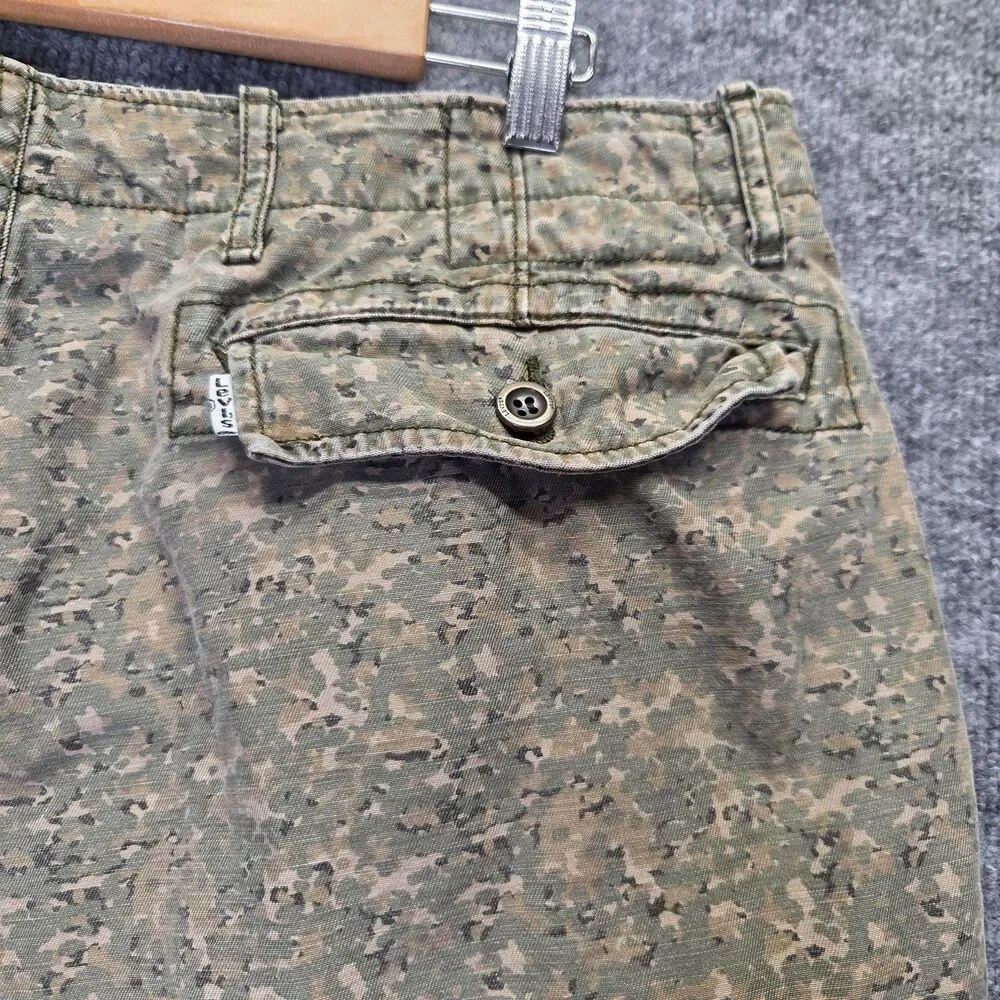 Levi's Shorts Mens 30 Green Camo Cargo Canvas Cotton Outdoor Zip Pockets Fly